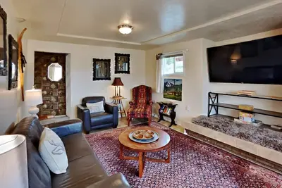 Image de Cozy country-style home, relaxing views off the deck, and dog friendly!