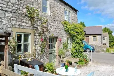 Image de Idyllic, peaceful cottage with wood burner