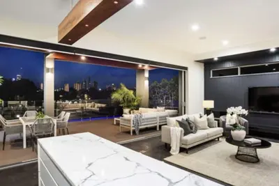 Image de Broadbeach Luxury Waterfront House for family holiday or work conference.