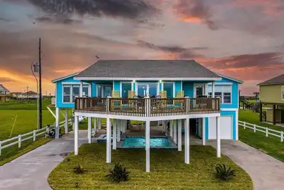 Image de New! Gulfwinds - Beachfront, Heated saltwater pool & spa, 3br/2Ba, dog-friendly!