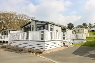 Crosswinds 67, pet friendly, with pool in Bembridge