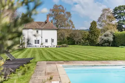 Image de Burleigh House by Bloom Stays - sleeps 12 guests in 6 bedrooms