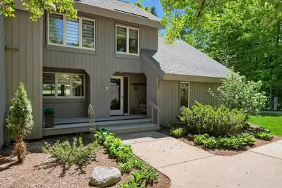 Image de Walloon Lake Condo! 2 minute walk to the lake with boat slip! Fri-Fri