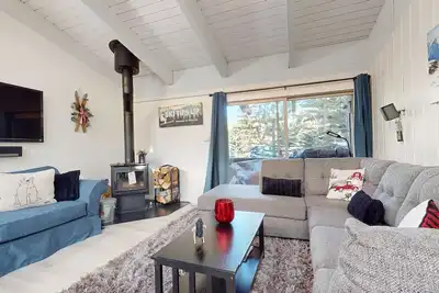 Image de Bright Home, Large Floorplam, Private Balcony. Near The Village, On-site Pool