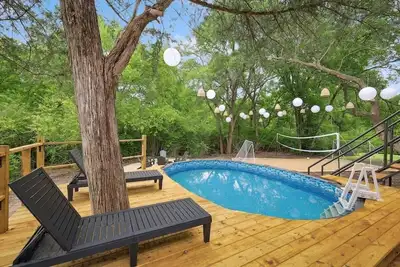 Image de Tropical Oasis - Pool + Beach Volleyball + Firepit