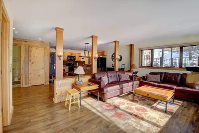 Image de 2br Condo Getaway - Private Hot Tub, Fireplace