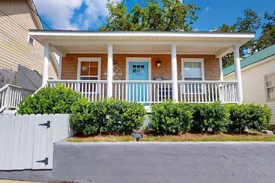 Image de Mins to Downtown, Live Oak Concerts, Convention Center & Beach! Pet Friendly! !