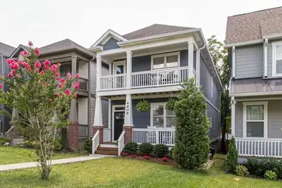 Image de New 7 mins to Broadway Sleeps 8
