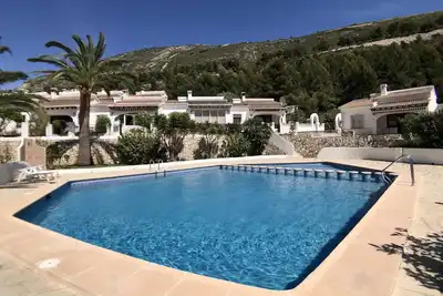 Maison avec jardin privé et accès direct à la piscine communautaire