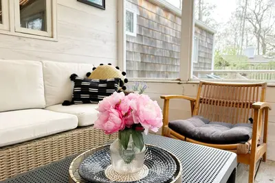 Image de Laid Back Hamptons Beach Bungalow in the Springs