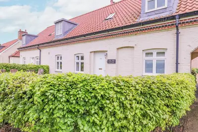 Lime Tree Cottage, Blythburgh, pet friendly, with pool in Southwold