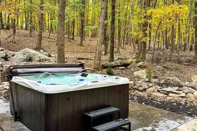 Image de Mahogany Sun Hot Tub Theater Room Fire Pit