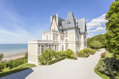 Image de Villa Rosina. Front de mer. Accès privé et direct à la plage de Deauville