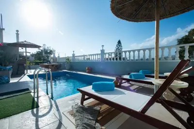 Image de 4 bedroom house with heated pool, bar and Bbq