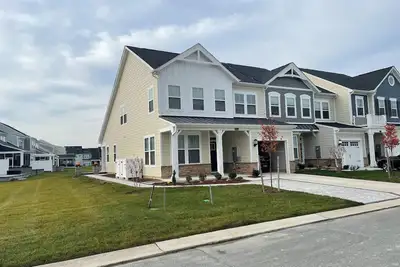 Image de Newly built end unit townhouse with Pond views in The Peninsula!