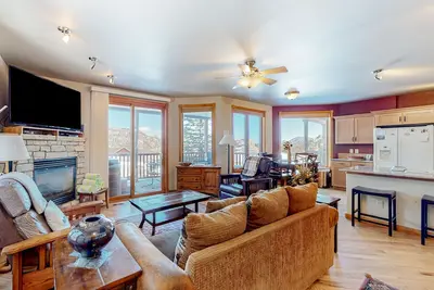 Image de Mountain-view condo with deck, hot tub, gas fireplace, & W/D - quiet location