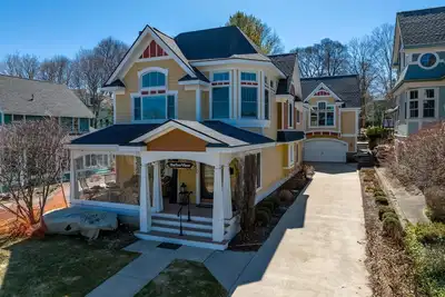Image de Lake Charlevoix Home, Sleeps 17, Across from Harborage Marina