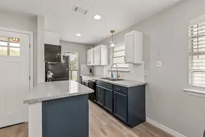 Newly Renovated 2b/1b ~ 2 Miles from Campus!