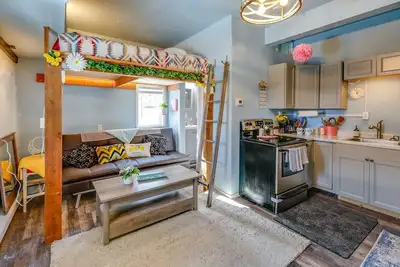 Image de 2 Mi to Dtwn & Pioneer Park: Fairbanks Studio!