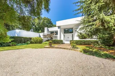 Image de 5 Bedroom Hamptons Beach House w/ heated pool