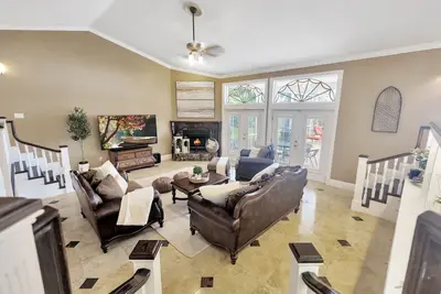 Image de Luxury lakehouse with private pool, hot tub, & office - close to Legoland