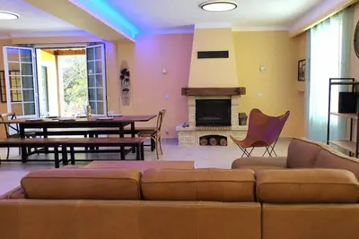 Image de Maison lumineuse avec jardin et piscine privée