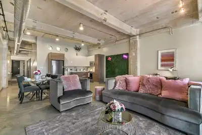 Image de Amyfinehouse 2br Loft in Downtown Dallas Pool+Downtown View+Valet+FreeBreakfast