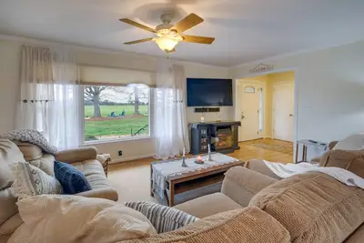 Image de Bealeton Farmhouse Vacation Rental w/ Fire Pit