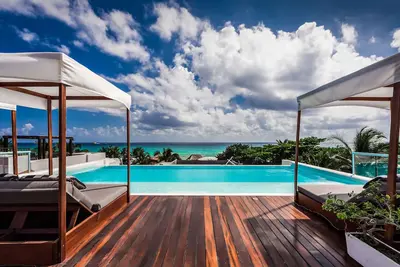 Image de 8 bedroom abode just steps away from the idyllic white sandy beach and tranquil turquoise water!