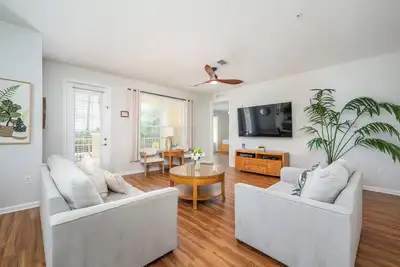 Image de Beautiful Lakeview Condo, New Listing -1024