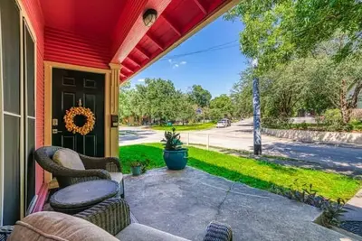 Image de Historic Bungalow in ❤ of San Antonio. -New Listing