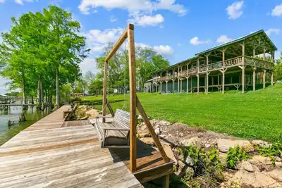 Image de Cozy Lake Front Home