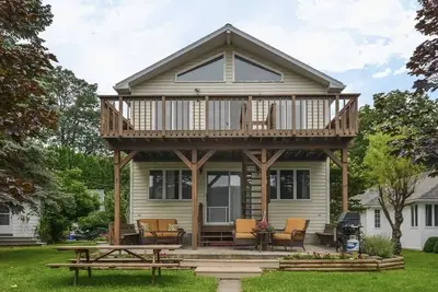 Image de Beautiful waterfront cottage with dock and fire pit