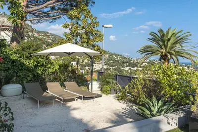 Image de Panoramic blue water views. A 10 minute walk to the village and beach. Paradise!
