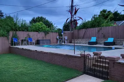 Image de Close to everything - Great family home with a pool!