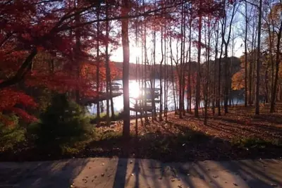 Image de Papa’s Lake House on Lake Keowee with a dock, private cove