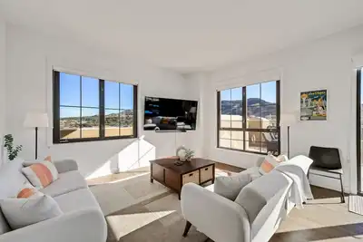 Image de Unwind in a luxurious 2br penthouse on the shores of Lake Las Vegas
