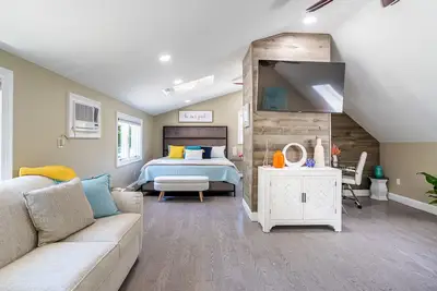 Image de Stylish Upscale Apt w/ Snack Bar & Sunny Deck