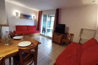 Image de Appartement au coeur du golf, à 15min à pied de la plage!