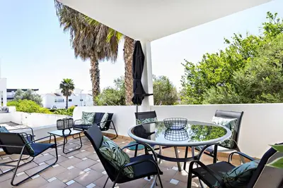 Image de 4px, terrasse et accès à la piscine