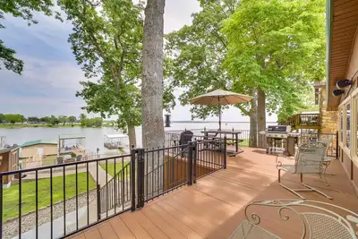 Image de 2 Boat Docks: Grand Lake Waterfront Home