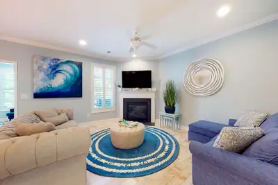 Image de Bayside Resort condo with pools, saunas, athletic courts, on-site golf, and pier
