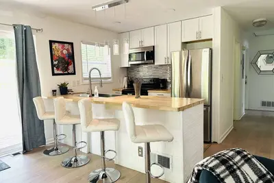 Image de Enjoy the standing alone home with friends and Family!