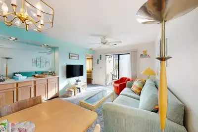 Image de 2nd-floor condo with pool, hot tub, tennis, & screened balcony - near beach