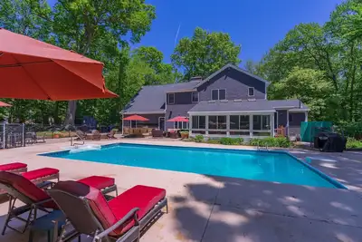 Image de Large executive home w/pool on a private 2 acres