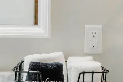 Image de The Eleanor- Modern Downtown 2 Bedroom Apartment