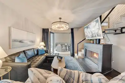 Image de Luxury 3-bed loft featuring king & queen beds, leather sectional, smart Tv, resort pool, and private patio access.