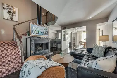 Image de Luxury loft with resort pool, courtyard, and prime Dallas location.