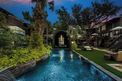 Image de Charming 2-story loft with dual king bedrooms near Historic Swiss Ave.