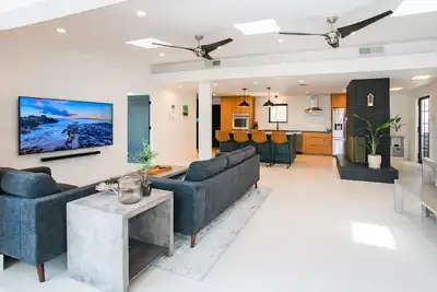 Image de Luxury Designer Home Close to Marina